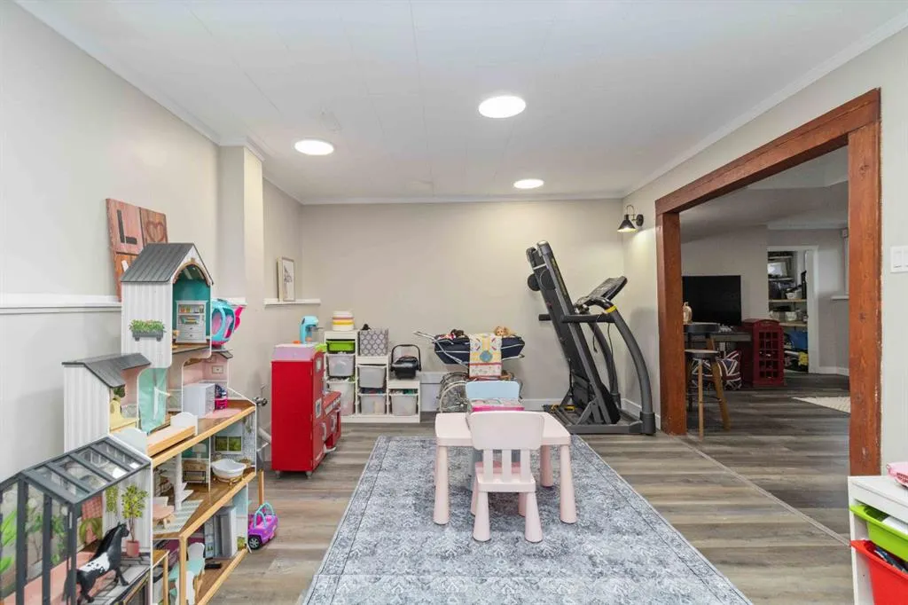 225 Farrell Crescent