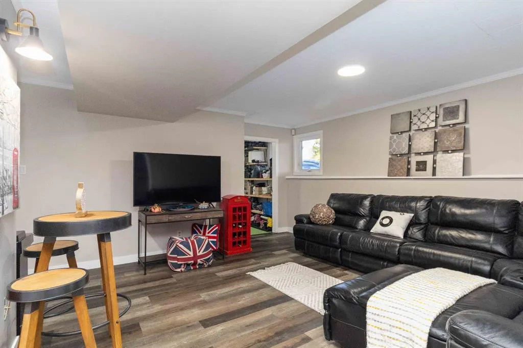 225 Farrell Crescent