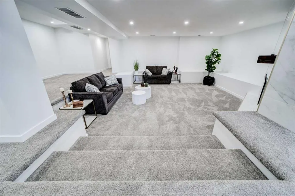 10 Sunset Crescent