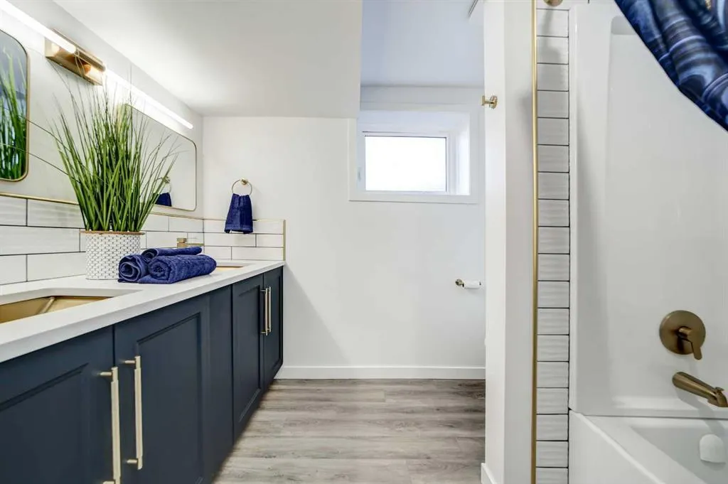 10 Sunset Crescent