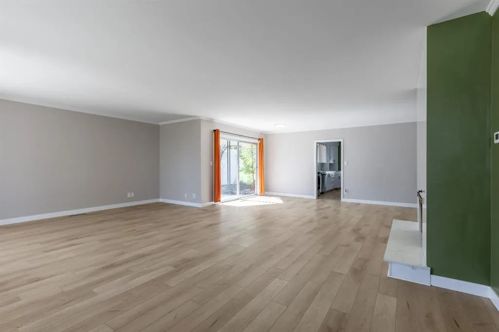 257 2 Street W