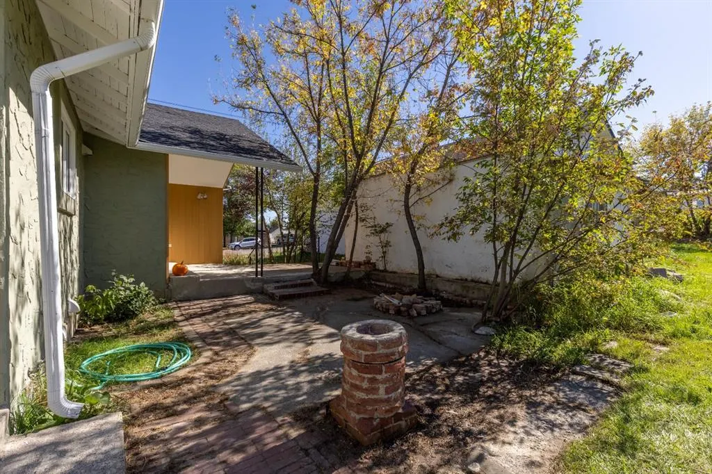 257 2 Street W