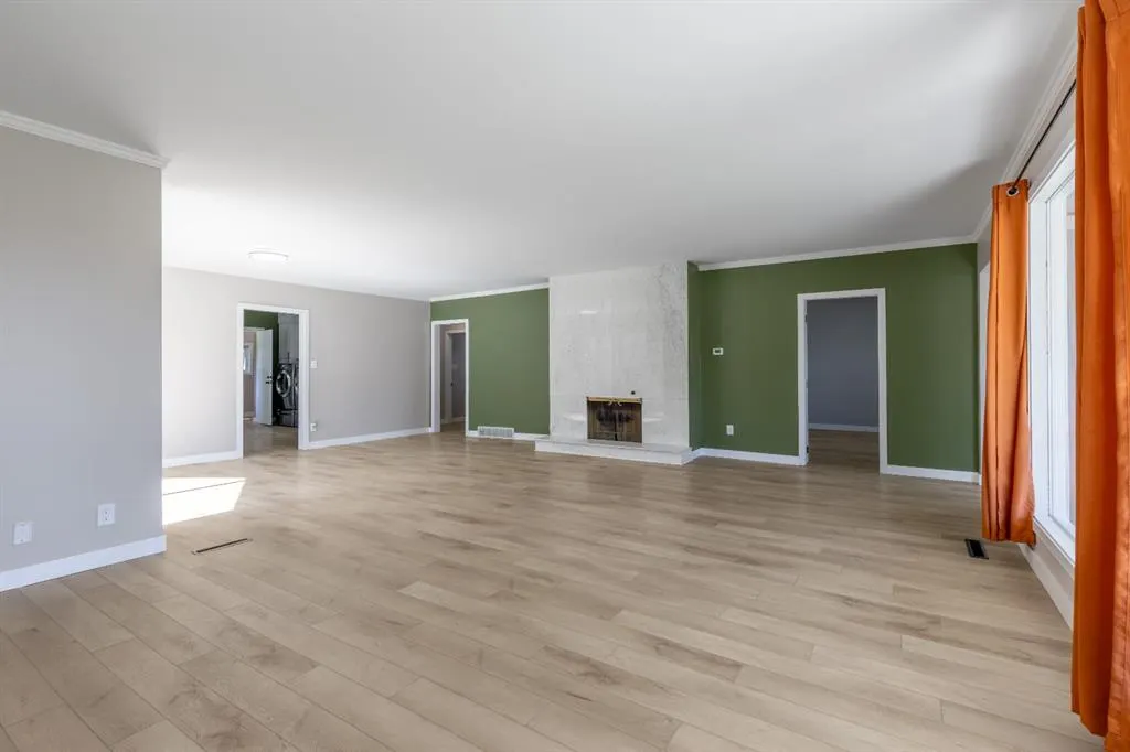257 2 Street W