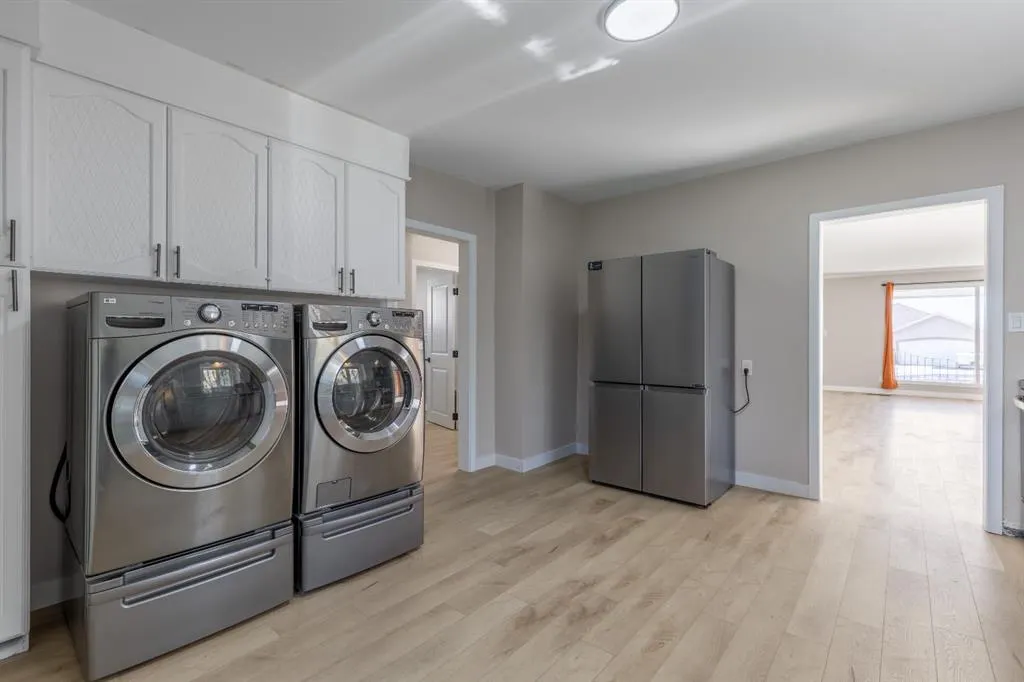 257 2 Street W