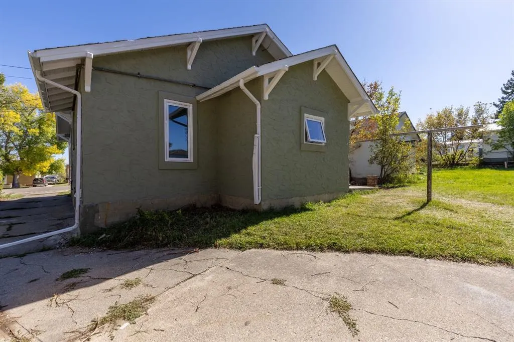 257 2 Street W