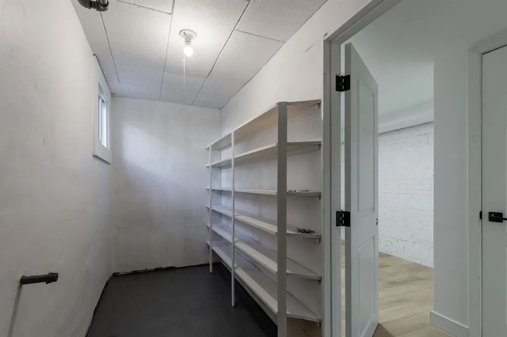 257 2 Street W