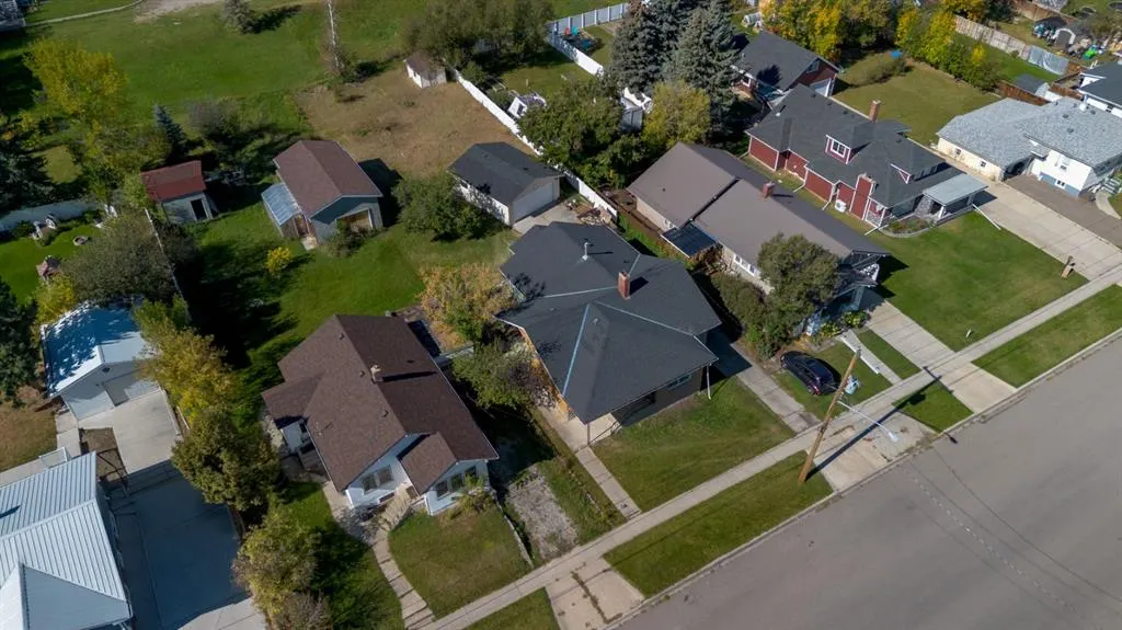 257 2 Street W