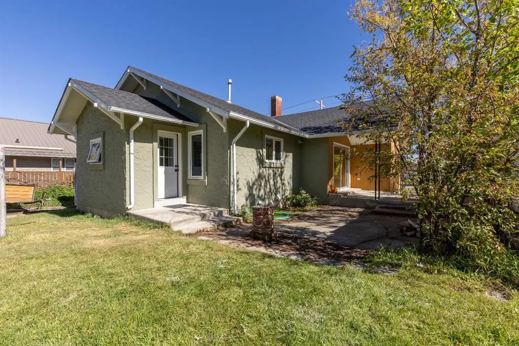 257 2 Street W
