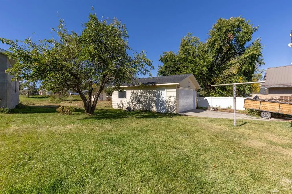 257 2 Street W