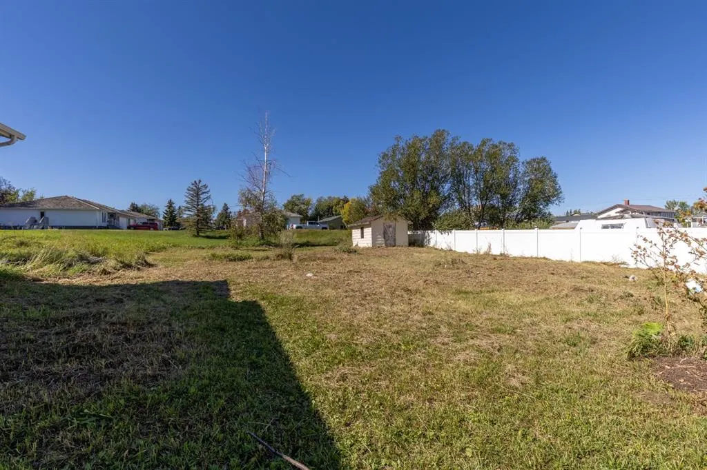 257 2 Street W
