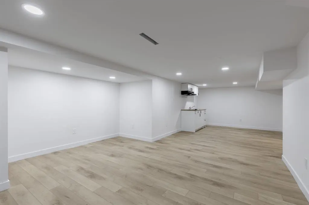 257 2 Street W