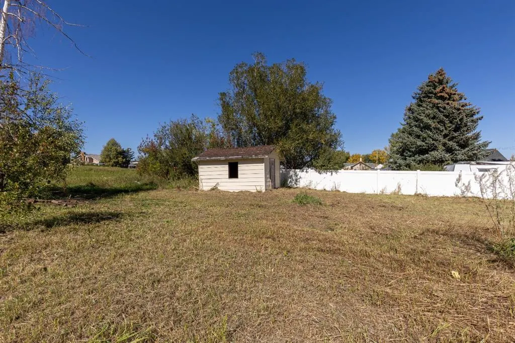 257 2 Street W