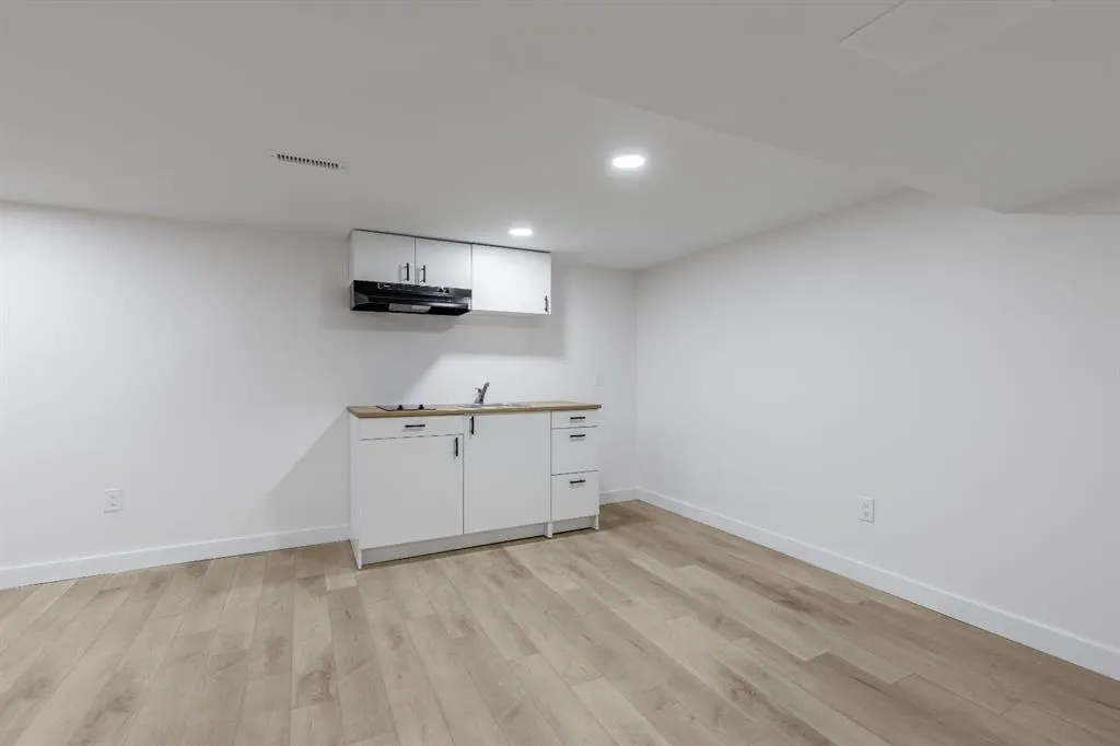 257 2 Street W