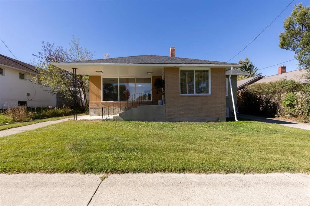 257 2 Street W