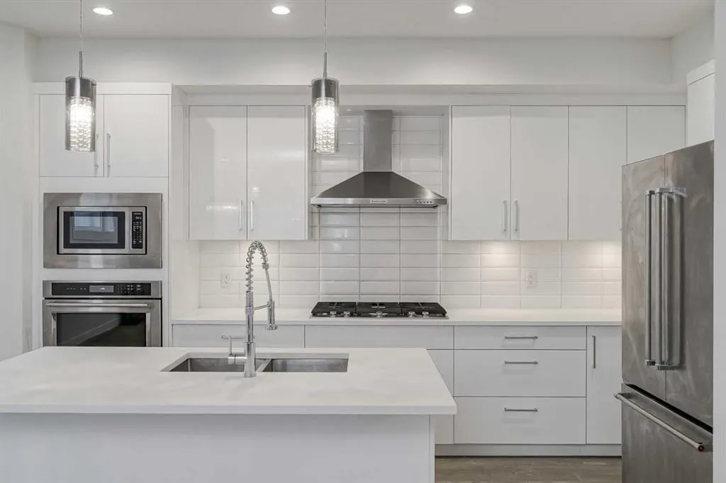 136 22 Avenue NE, #2