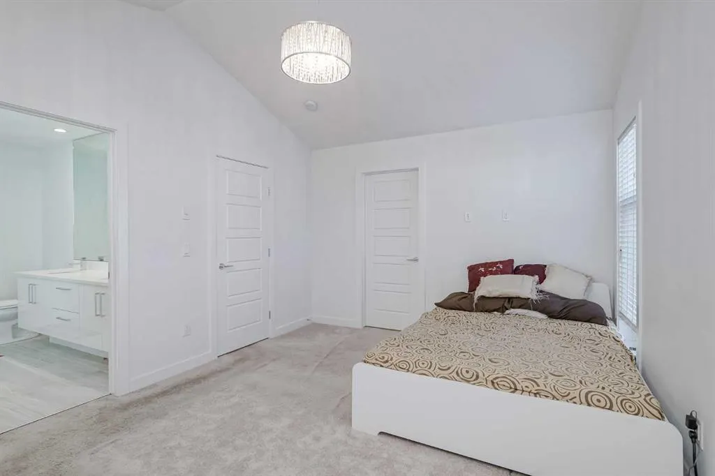 136 22 Avenue NE, #2