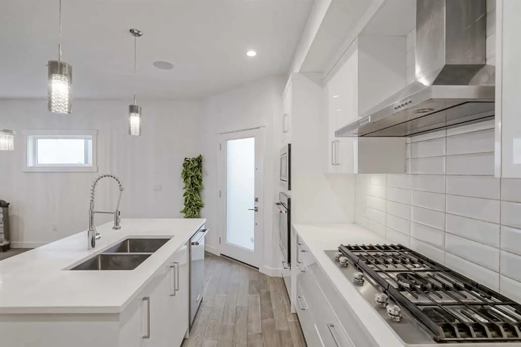 136 22 Avenue NE, #2