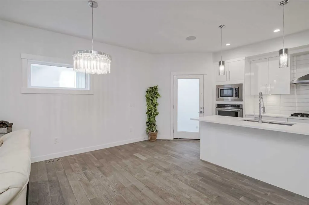 136 22 Avenue NE, #2