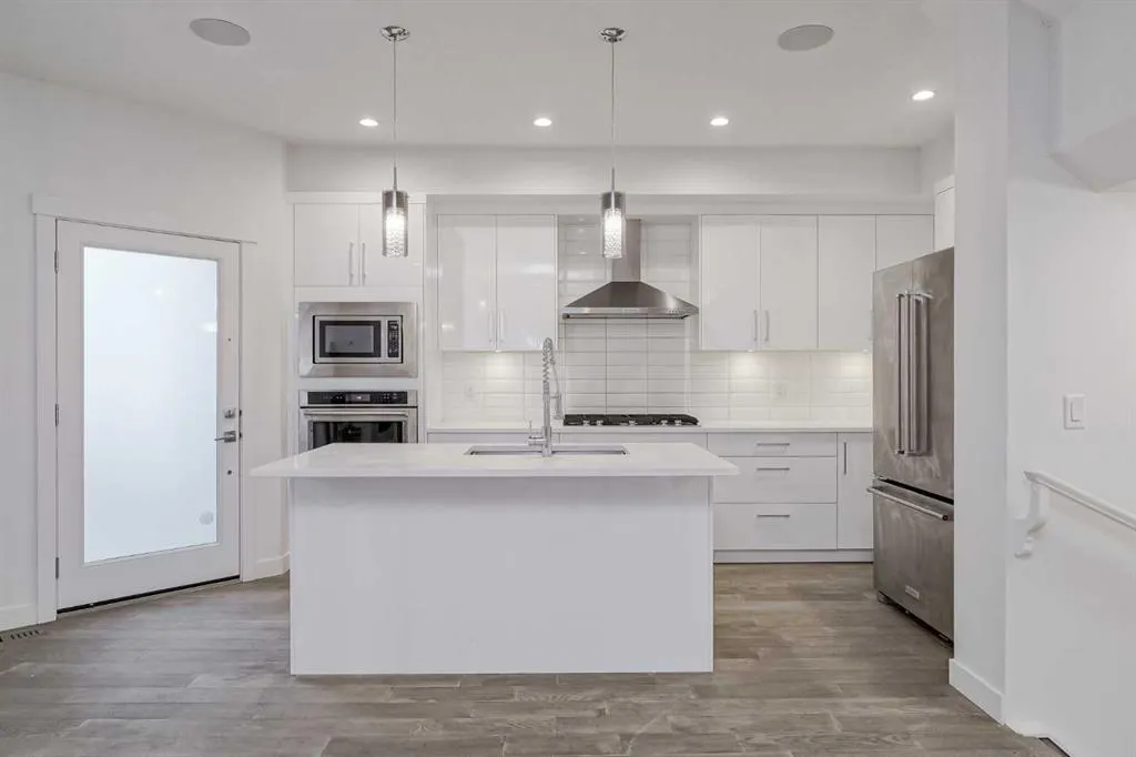 136 22 Avenue NE, #2