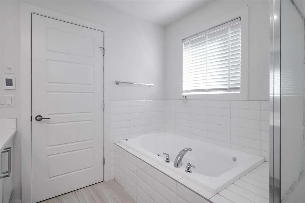 136 22 Avenue NE, #2