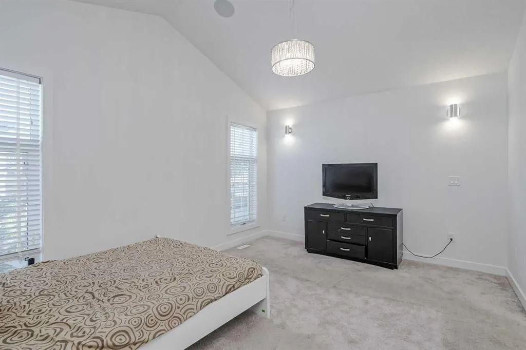 136 22 Avenue NE, #2