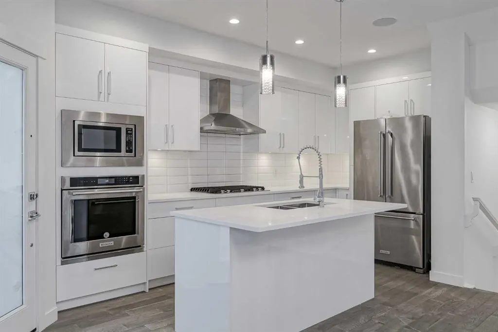 136 22 Avenue NE, #2