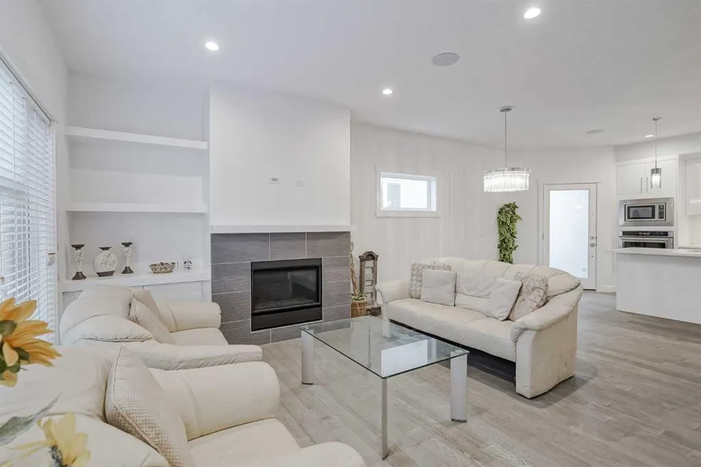136 22 Avenue NE, #2