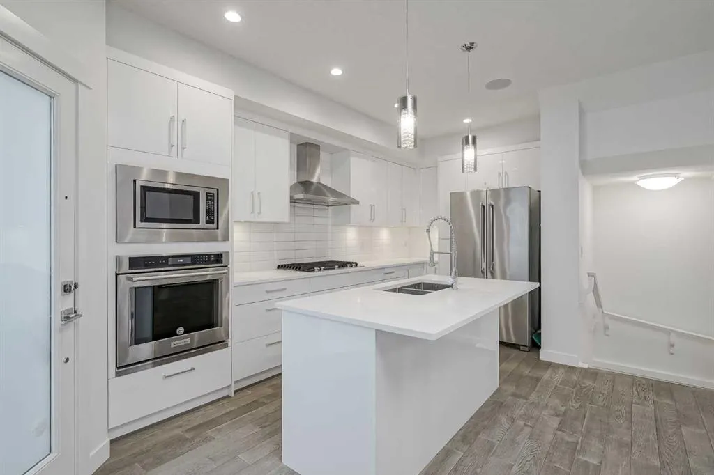 136 22 Avenue NE, #2