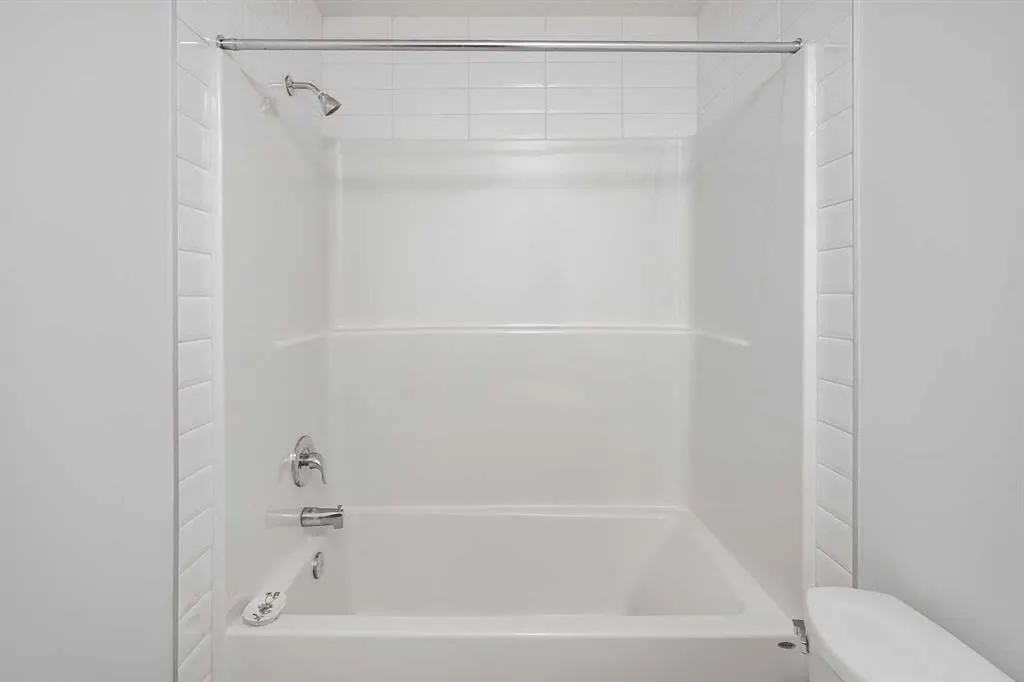 136 22 Avenue NE, #2