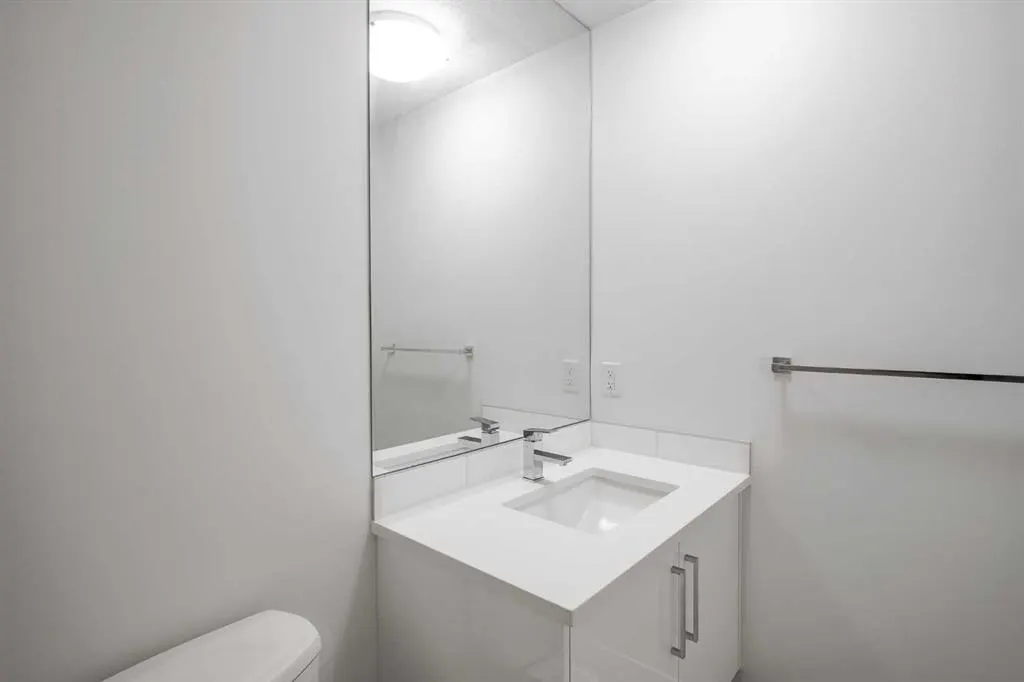 136 22 Avenue NE, #2