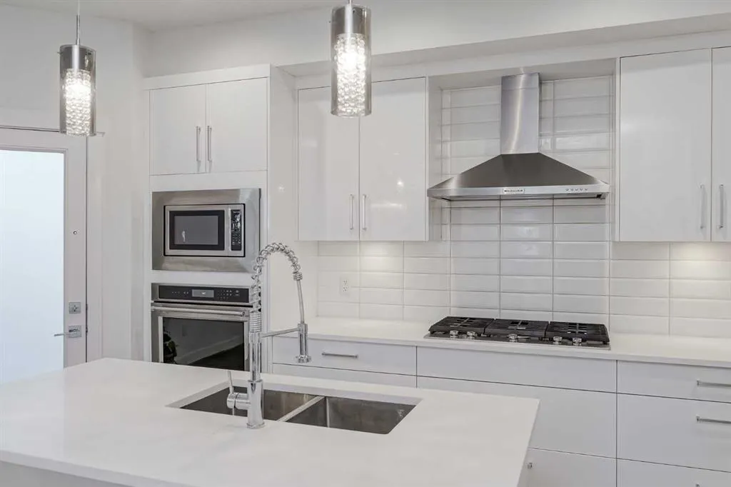 136 22 Avenue NE, #2