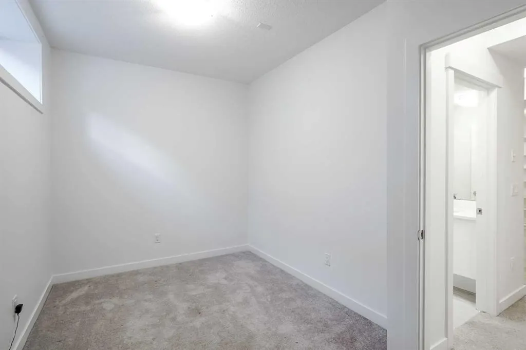 136 22 Avenue NE, #2