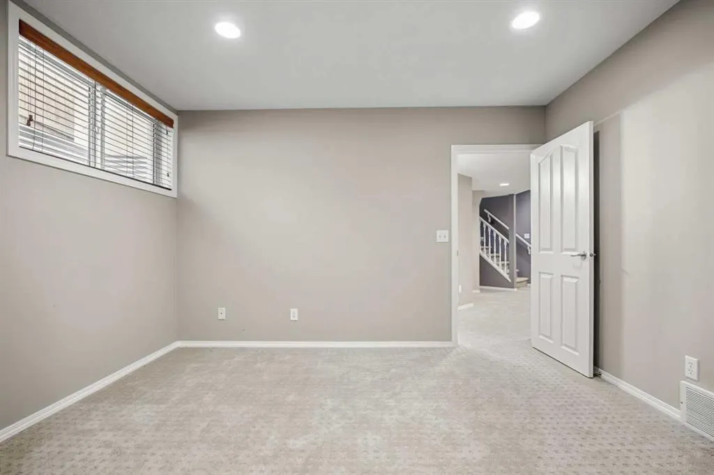 7826 Springbank Way SW