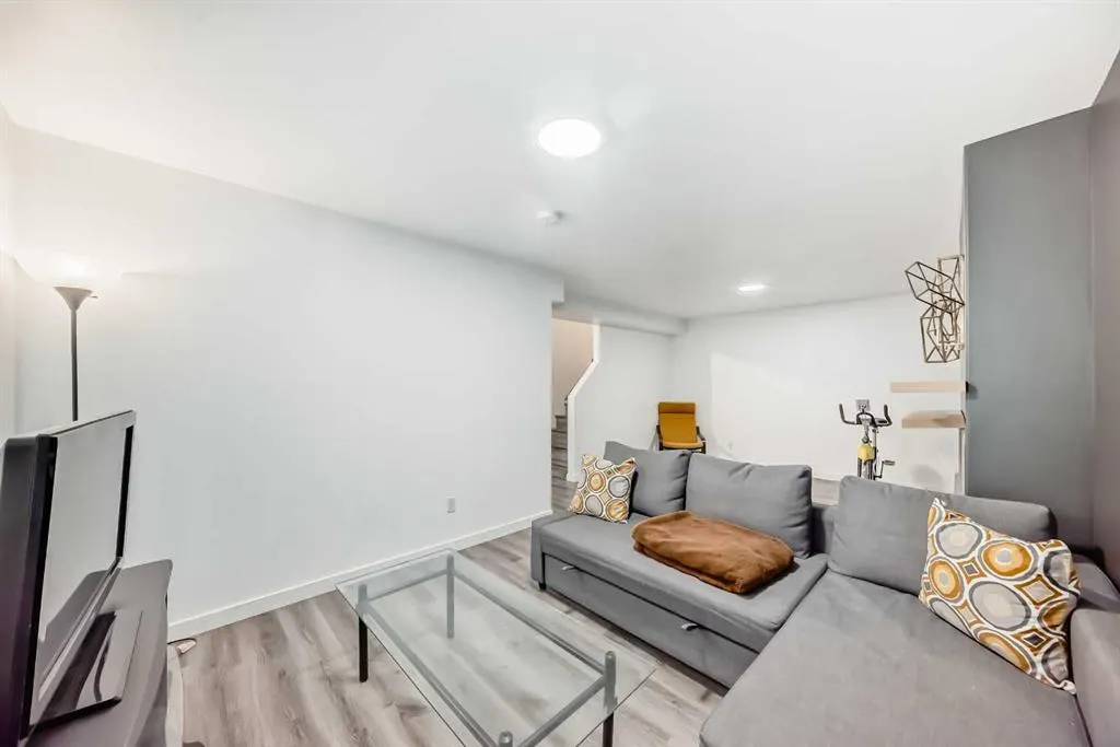 202 Bridlewood Court SW