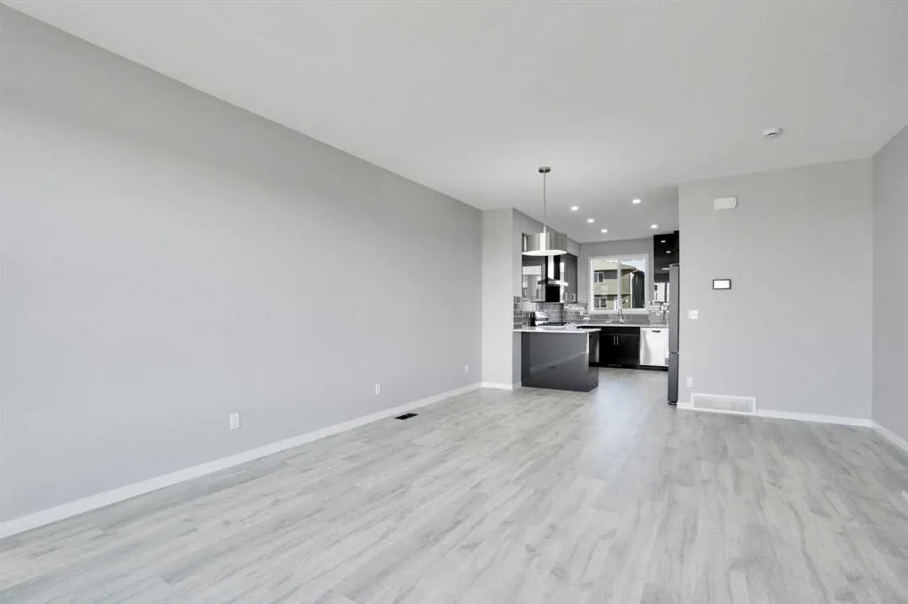 74 Corner Glen Grove NE