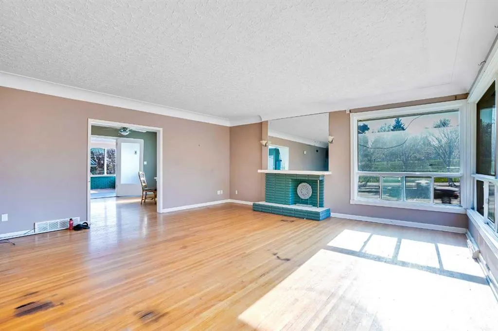 185 Cornwallis Drive NW