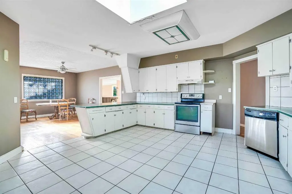 185 Cornwallis Drive NW