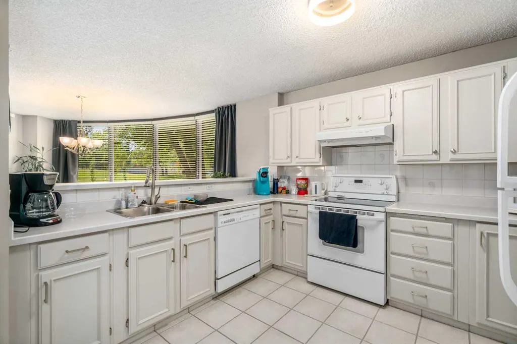 20 Coachway Road SW, #221