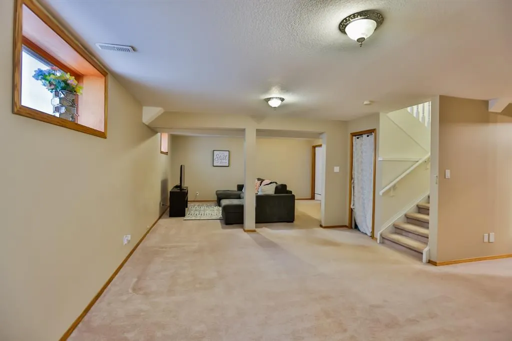 383 Fairmont Boulevard S