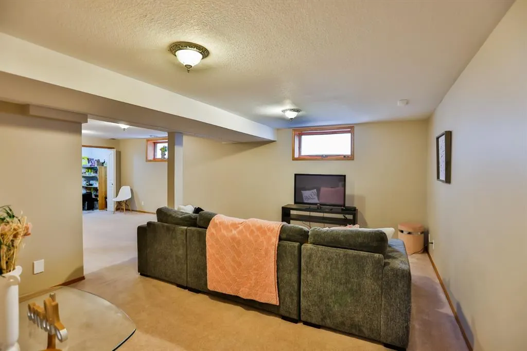 383 Fairmont Boulevard S