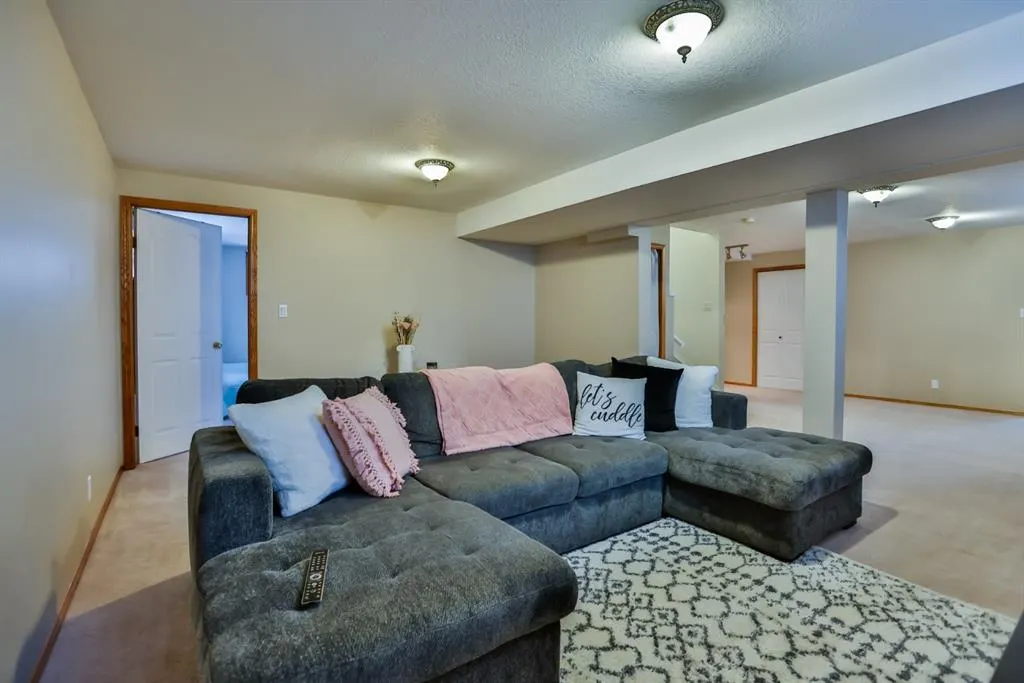 383 Fairmont Boulevard S