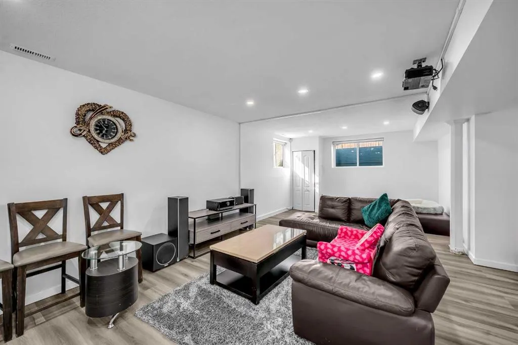 80 Canoe Square SW