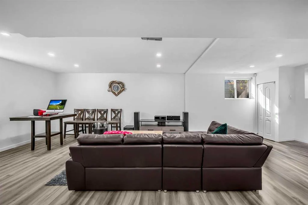 80 Canoe Square SW