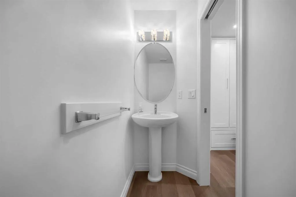 80 Canoe Square SW
