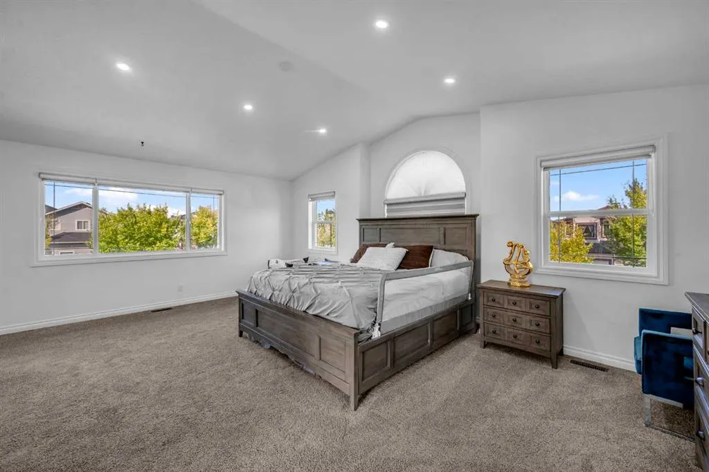 80 Canoe Square SW