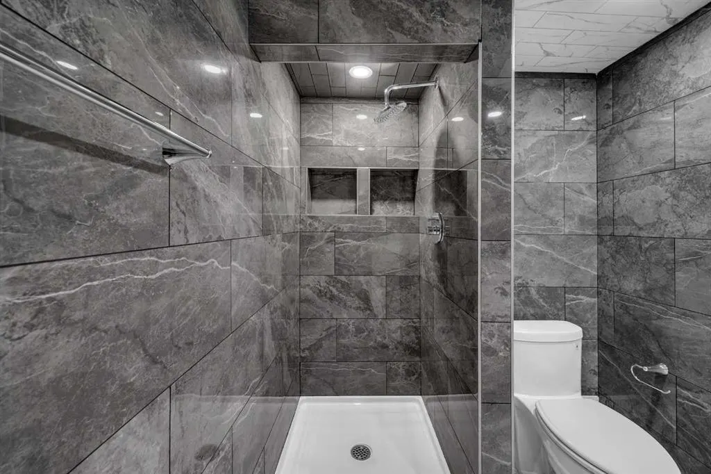 80 Canoe Square SW