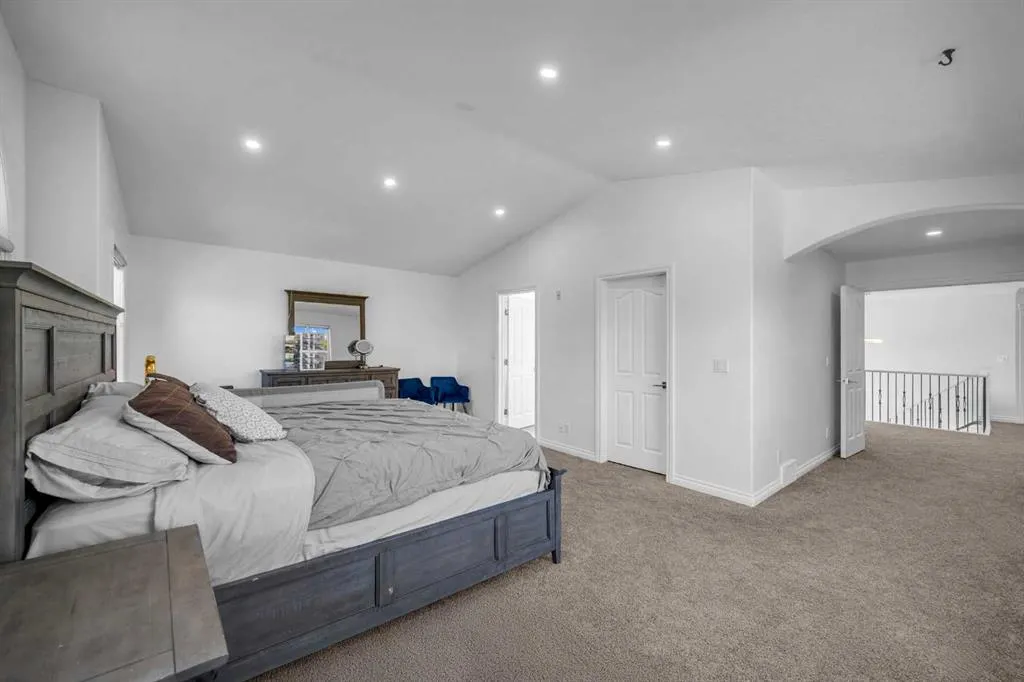 80 Canoe Square SW