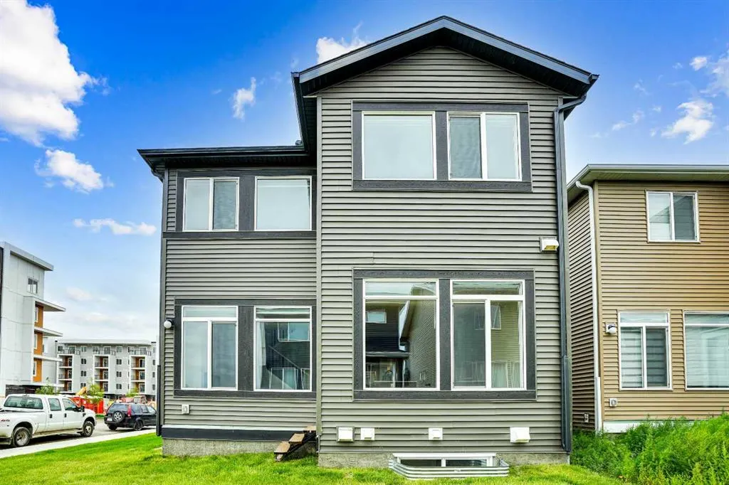 8 Corner Glen Row NE