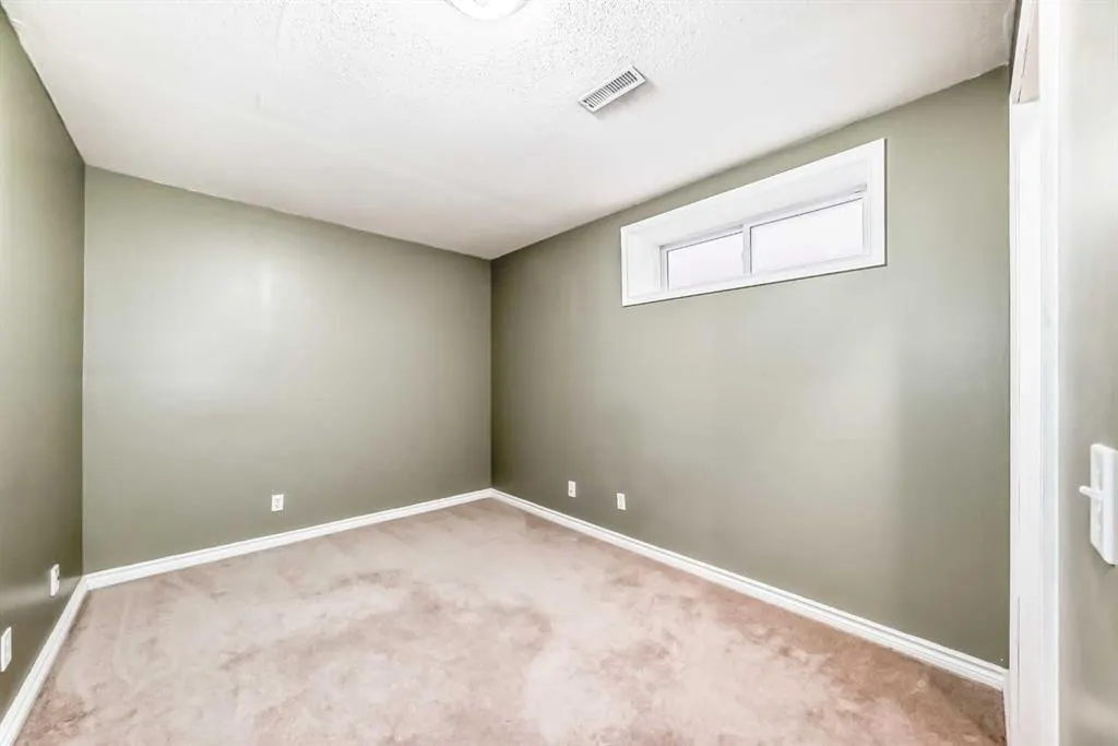 176 Cranwell Crescent SE