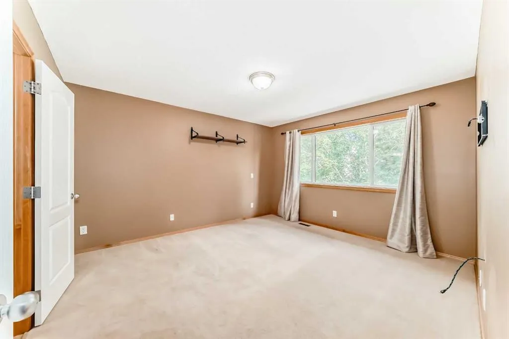 176 Cranwell Crescent SE